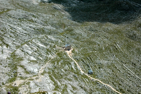 Pragser Wildsee - Blick auf die Seekofelhütte Pragser Wildsee - Blick auf die Seekofelhütte