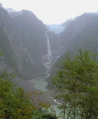 Colgante-Gletscher und Wasserfall