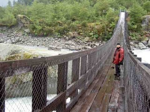 Coyhaique und Puyuhuapi - Hängebrücke unterhalb des Colgante-Gletschers Coyhaique und Puyuhuapi - Hängebrücke unterhalb des Colgante-Gletschers