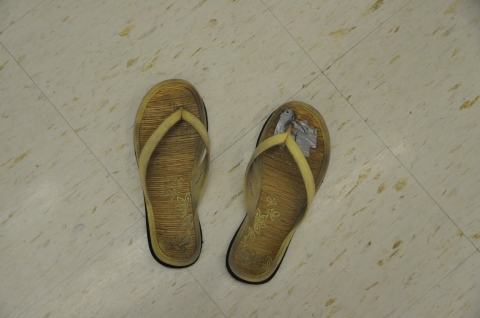 Renmark - Die ersten Flip Flops haben sich schon verabschiedet. Auch das Klebeband konnte sie nicht retten ;) Renmark - Die ersten Flip Flops haben sich schon verabschiedet. Auch das Klebeband konnte sie nicht retten ;)