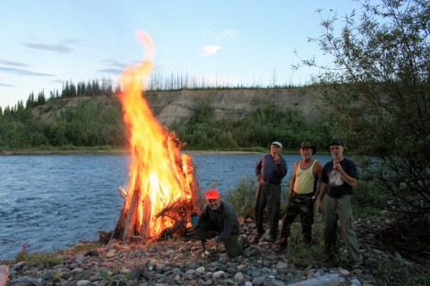 Canada - Großes Lagerfeuer am Flussufer Canada - Großes Lagerfeuer am Flussufer