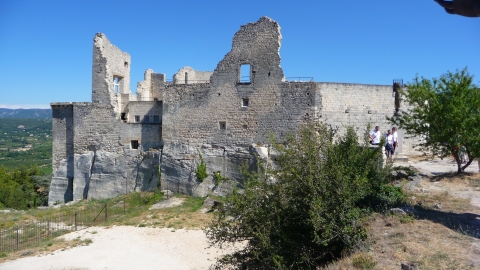 Coustellet - ehemaliger Besitz des Marquise de Sade, jetzt Eigentum von Pierre Cardin Coustellet - ehemaliger Besitz des Marquise de Sade, jetzt Eigentum von Pierre Cardin