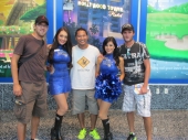 Mir mit d&auml; d&auml; Cheerleaders vo d&auml; Orlando Magic