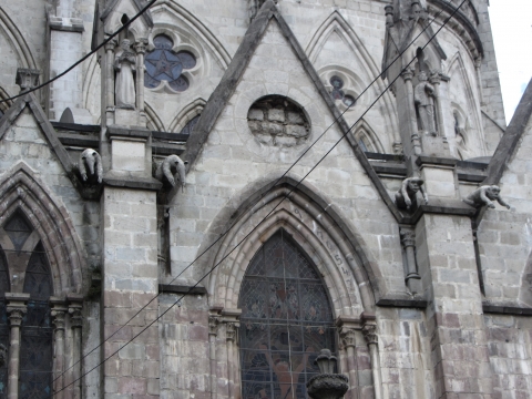 Quito - einheimische Tiere an der Kirche Quito - einheimische Tiere an der Kirche