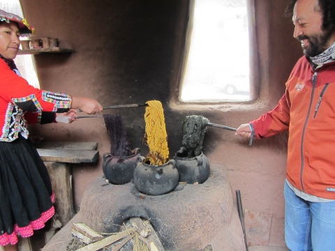 Pisac & das Urubambatal - so wird Wolle traditionell gefärbt Pisac & das Urubambatal - so wird Wolle traditionell gefärbt