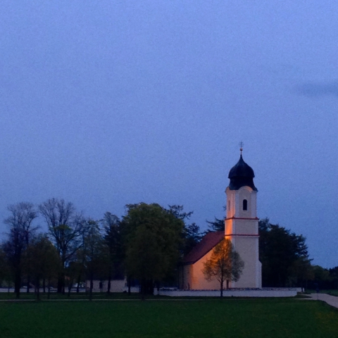 Siegertsbrunn - Leonhardi-Kirche am Vorabend Siegertsbrunn - Leonhardi-Kirche am Vorabend