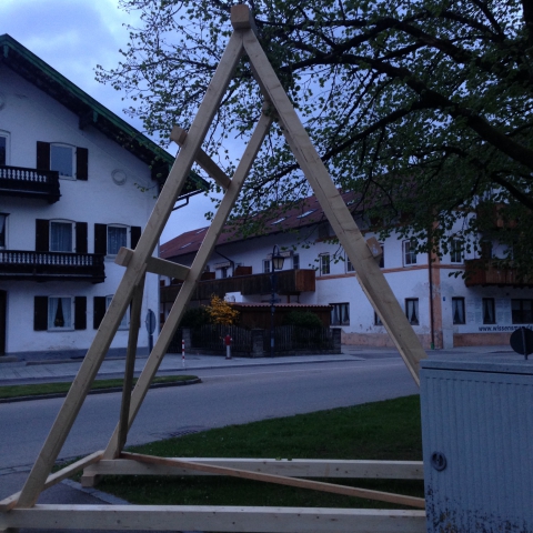Siegertsbrunn - Trägerelement fürs Maibaum-Aufstellen Siegertsbrunn - Trägerelement fürs Maibaum-Aufstellen