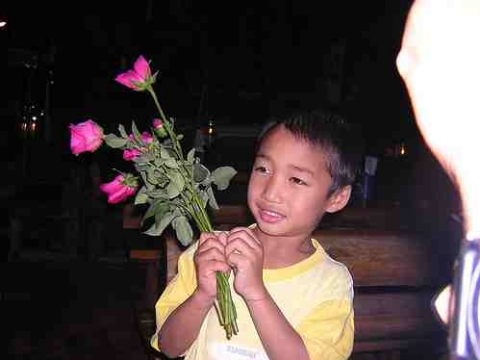 Chiang Mai - kleiner rosenverkäufer Chiang Mai - kleiner rosenverkäufer