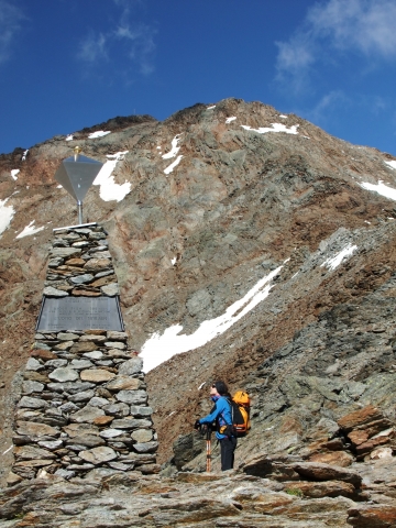 Vent zur Martin-Busch Hütte - Ötzi-Denkmal vor Fineilspitze Vent zur Martin-Busch Hütte - Ötzi-Denkmal vor Fineilspitze
