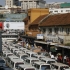 Kampala: Taxis stehen an um auf den Tax Park zu fahren