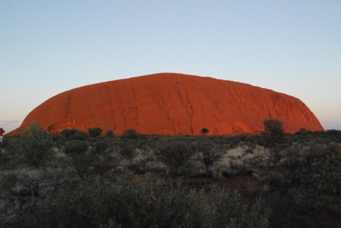 Alice Springs - ayers rock ca. 350 m hoch und ca. 5,5 km in der erde Alice Springs - ayers rock ca. 350 m hoch und ca. 5,5 km in der erde