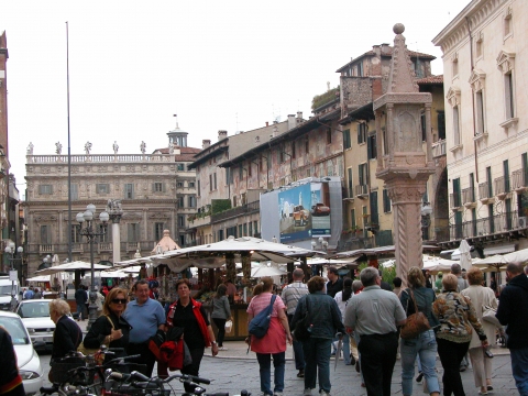 Verona - Piazza delle Erbe Verona - Piazza delle Erbe