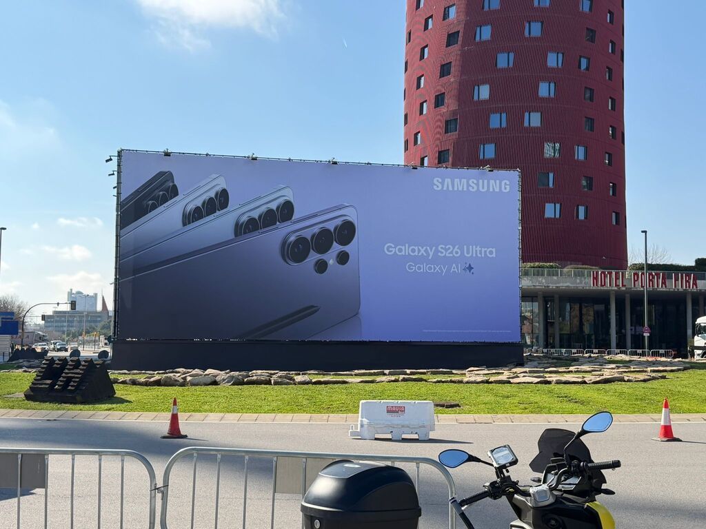 Samsung anuncia el Galaxy S26 just davant l'entrada del recinte. Raúl Alonso