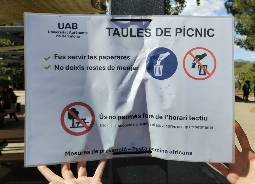 Imatge dels cartells amb advèrtències sobre la PPA (Font: UABmèdia)