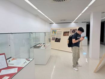 Alumne fent fotos a l'exposici&oacute;. Foto: S&iacute;grid Aparicio