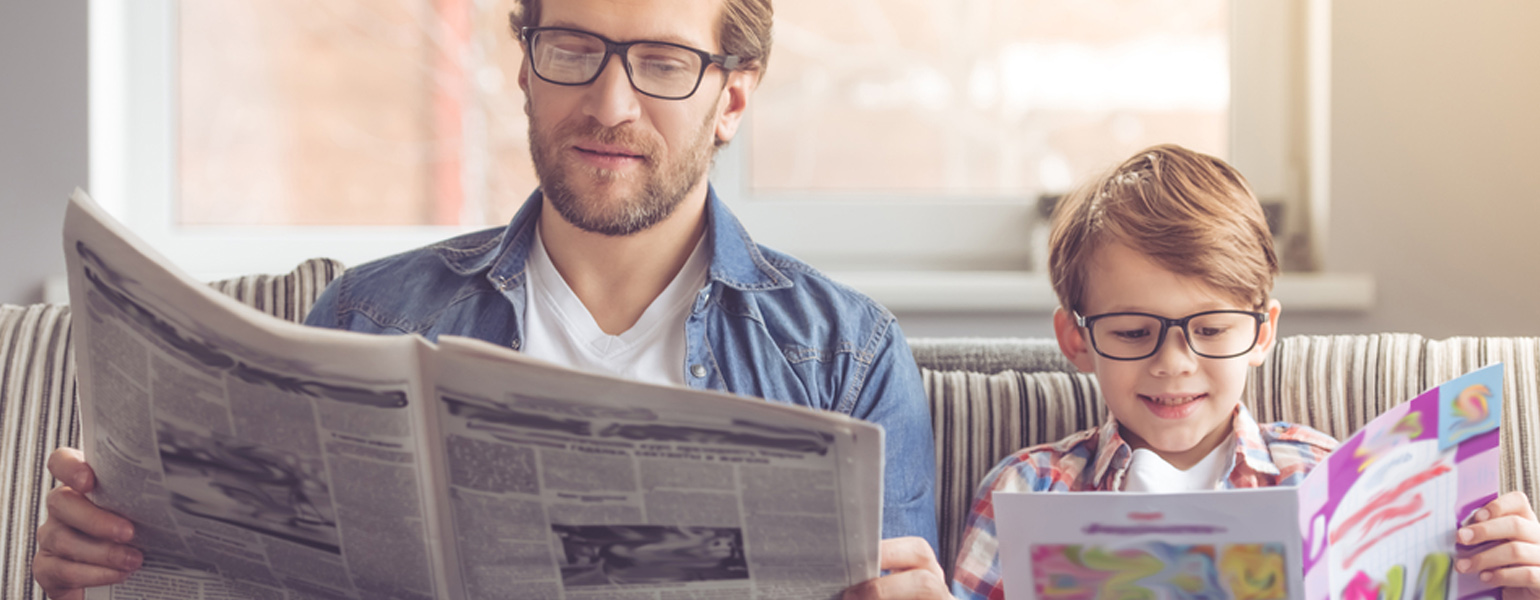 Papa-liest-mit-Sohn-zusammen-auf-der-Couch_Tipps-für-kleine-Lesemuffel