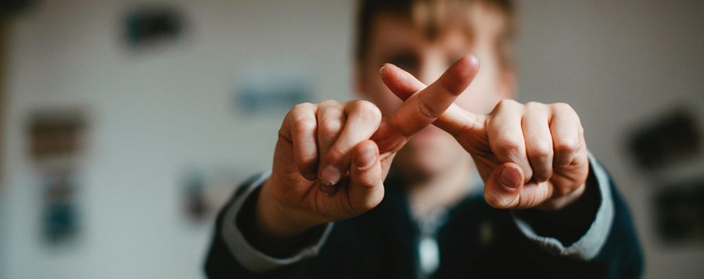 junge-nein-gekreuzte-finger