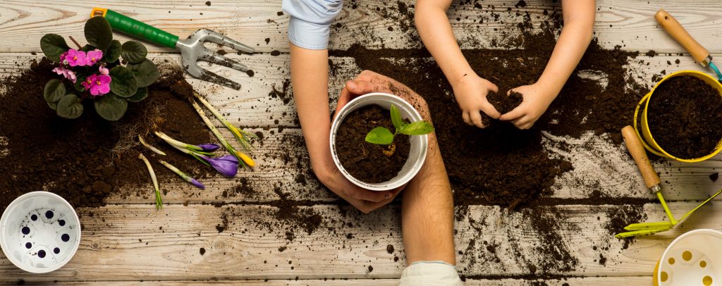 gartenarbeit-mit-der-familie