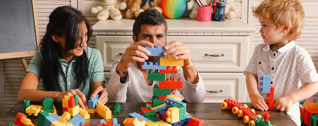 familie_spielt_gemeinsam