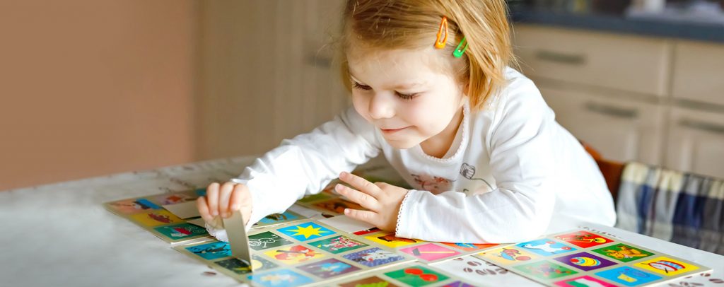 kleines_kind_spielt