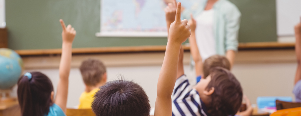 Kinder melden sich im Unterricht