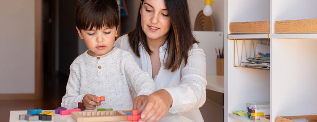 Mutter lernt mit ihrem Sohn