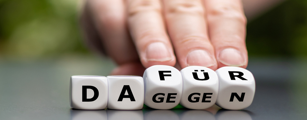 Würfel zeigen die Worte dafür und dagegen