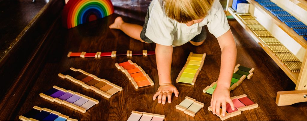 junge montessori-schule spiele farbplatten