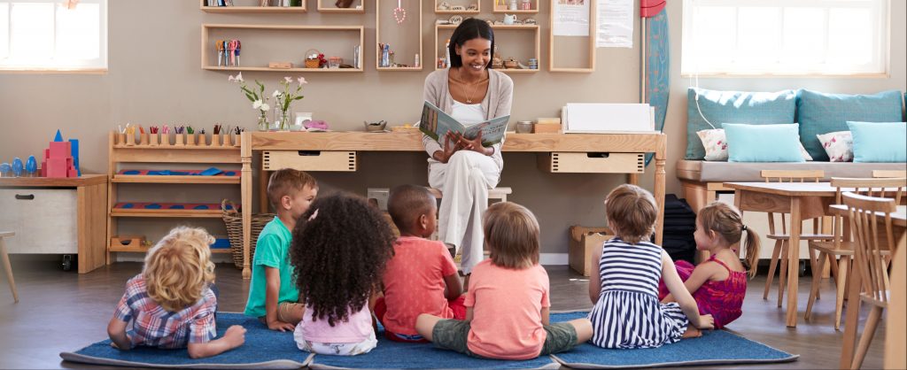 klassenraum montessori-schule kinder sitzkreis