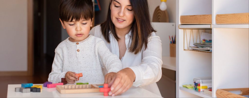 mutter sohn montessori-schule spielzeug