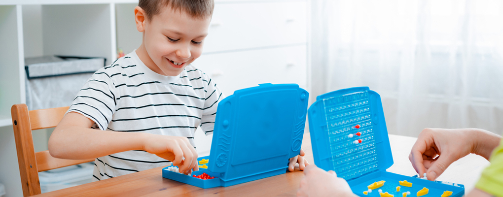 Kinder spielen Schiffe versenken
