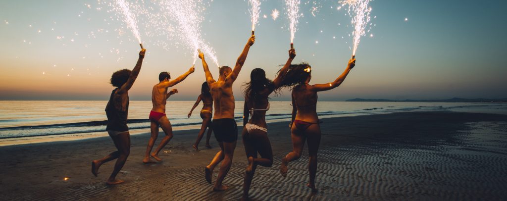 abifahrt_jugendliche_strand_wunderkerzen_party_feiern