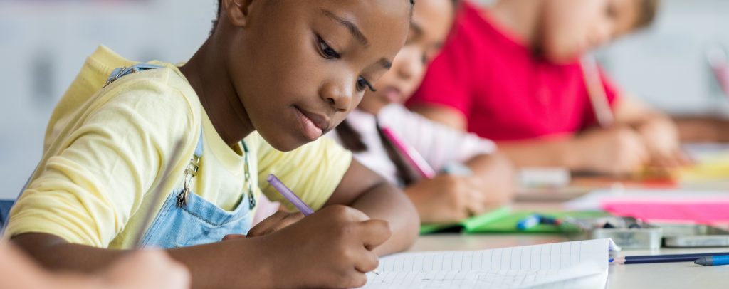 maedchen-schreibt-unterricht-schule