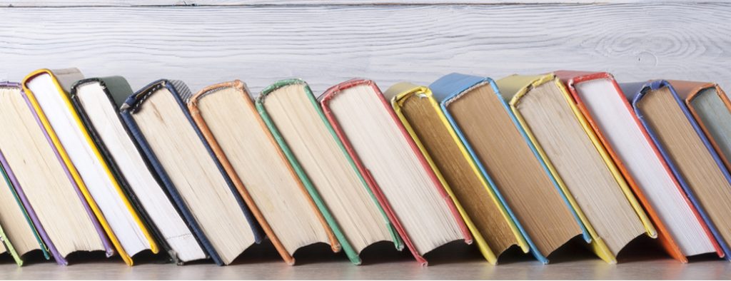 Viele Bücher stehen in einer Reihe nebeneinander