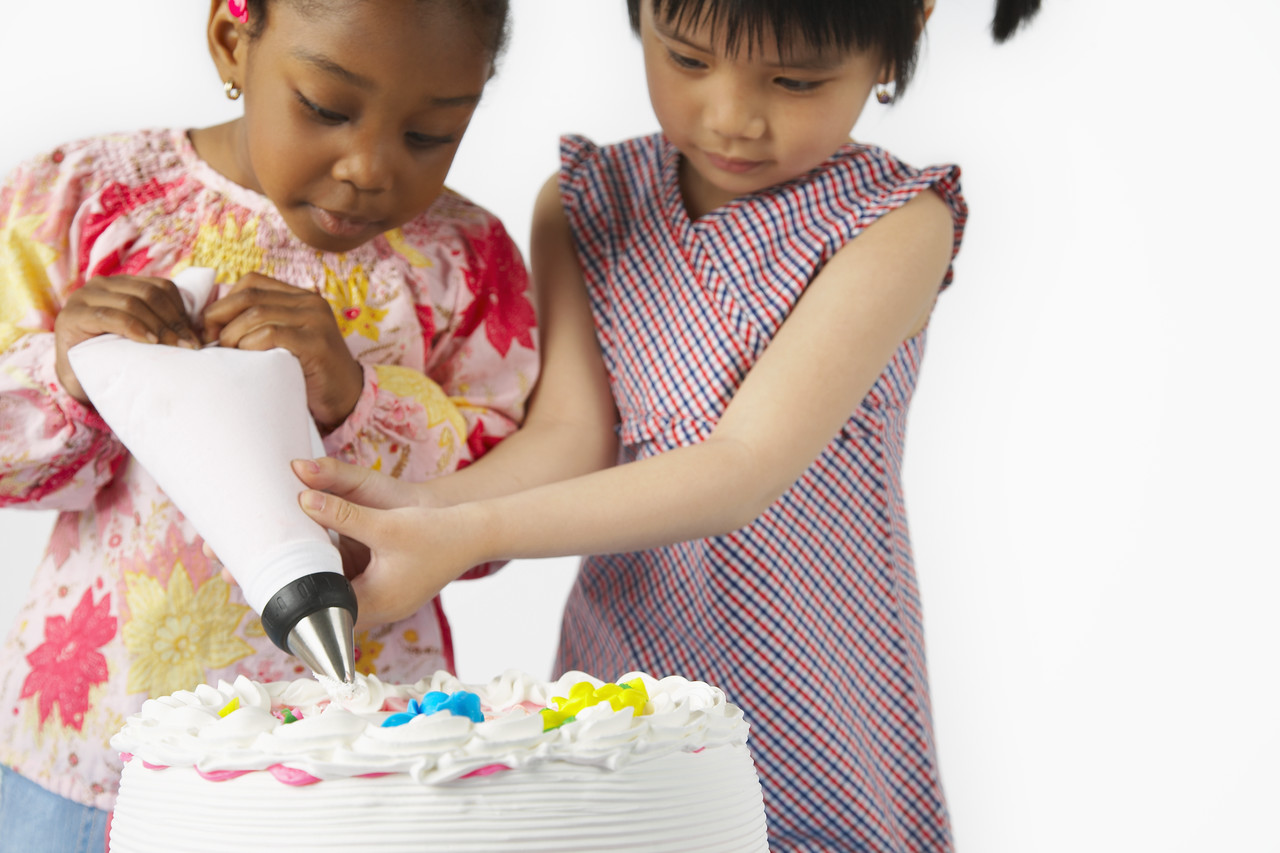 What are the girls making. Готовим для детей. Make a Cake. Making Cakes. Make a Cake картинки.