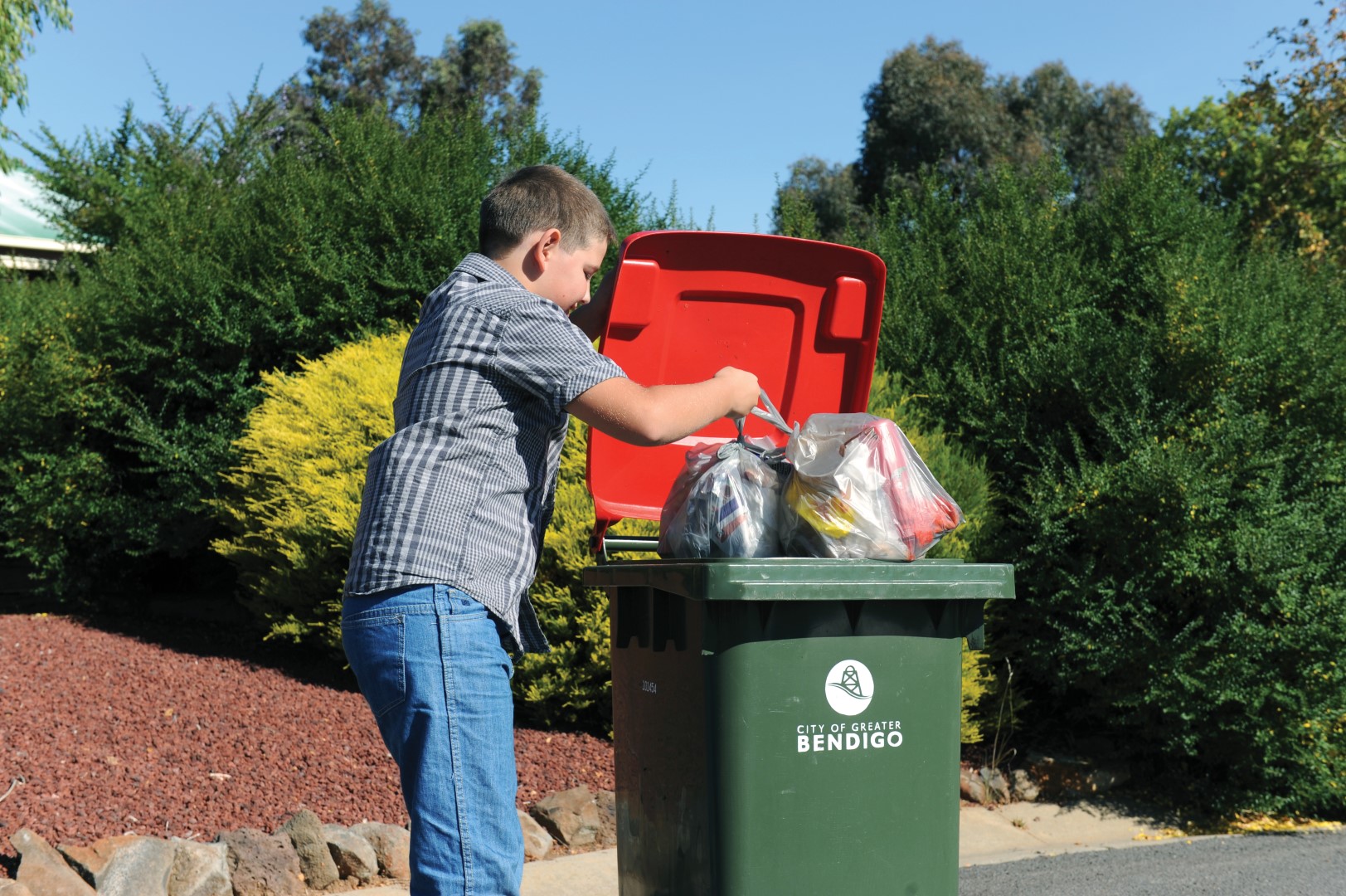 To look with much rubbish. Take out the rubbish. Взвешивание мусора. Take out the rubbish для детей. Dustbin на американском.