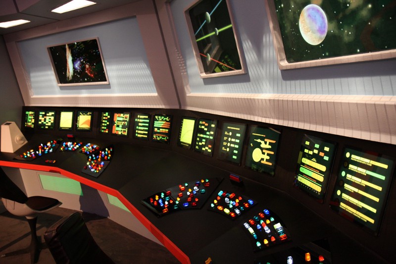 Foto von Kommandobrücke aus altem Science-Fiction-Film