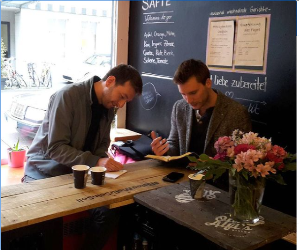 Sven und Pascal die sich Notizen machen.