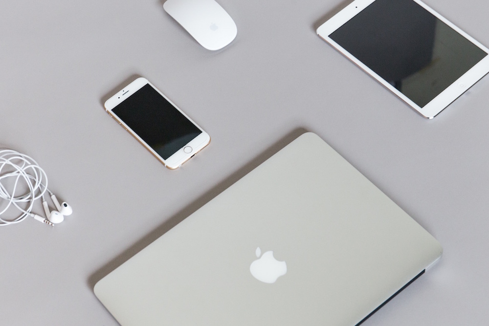 Bild von einem Schreibtisch mit verschiedenen Apple-Produkten