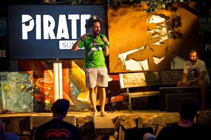 Sprecher auf der Buehne auf dem Pirate Summit