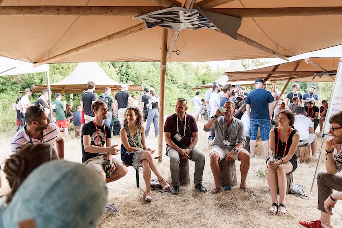 Bild des Pirate Summit wo Menschen miteinander reden
