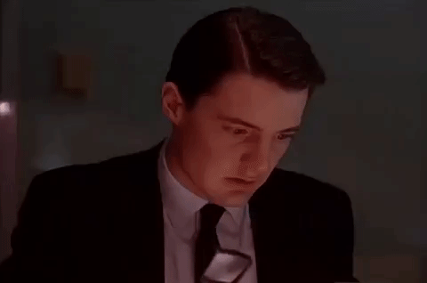 Gif zeigt Mann, der der eine Lupe auf ein Blatt Papier hält