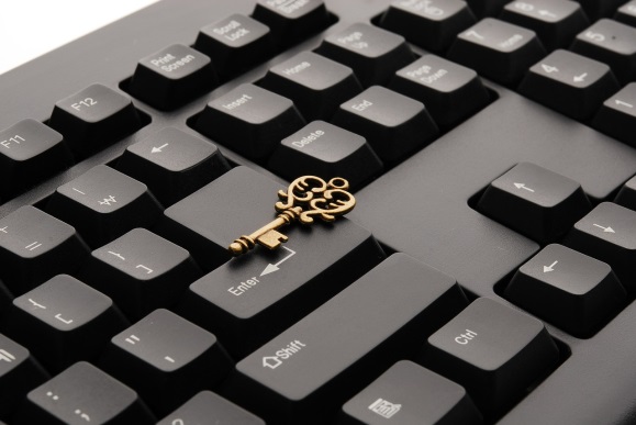 foto von einem schluessel der auf einer tastatur liegt
