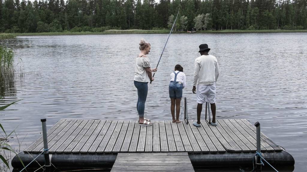 Perhe on kalastamassa ja Ida huomaa pullopostin.