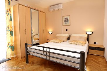 Bedroom Duće, Bedroom u smještaju tipa room, dostupna klima, dopusteni kucni ljubimci i WIFI.