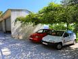 Parking lot Stanići, Omiš, Parking lot 1031 - Apartments blizu mora with pebble beach.