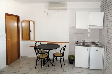 Dining room Bušinci, Dining room u smještaju tipa studio-apartment, dostupna klima, dopusteni kucni ljubimci i WIFI.