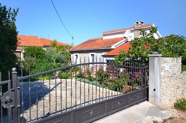 Property - Apartments 11300 Property Splitska (Brač) - Accommodation 11300 - Apartments near sea.