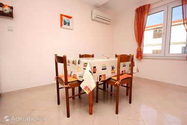 Dining room Slatine, Dining room u smještaju tipa apartment, dostupna klima, dopusteni kucni ljubimci i WIFI.