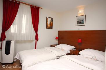 Bedroom Split, Bedroom u smještaju tipa room.
